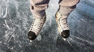 Eishockeyschuhe haben gerundete Kufen. Sie sind für rasante Fahrten besser geeignet als klassische Eislaufschuhe. Foto: imago/Michael Interisano