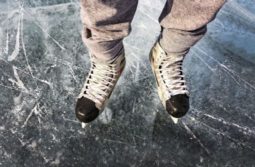 Eishockeyschuhe haben gerundete Kufen. Sie sind für rasante Fahrten besser geeignet als klassische Eislaufschuhe. Foto: imago/Michael Interisano