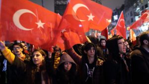 Menschen in der Türkei protestieren gegen die Anschläge in Istanbul, bei denen 44 Menschen starben. Am Samstagmorgen hat es erneut Explosionen gegeben. Foto: EPA