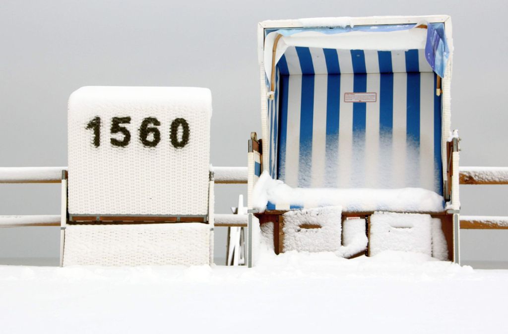 Wintereinbruch In Deutschland Strandkorbe Im Schnee Und Oster