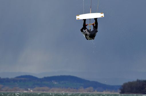 Bei einem Unfall auf dem Bodensee verletzte sich ein Kite-Surfer schwer (Symbolbild). Foto: dpa