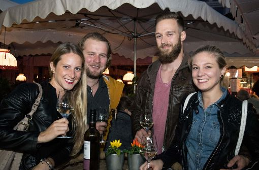 Hoch die Gläser – auch am Mittwoch war das Weindorf in Stuttgart wieder gut besucht. Foto: 7aktuell.de/Marc Gruber