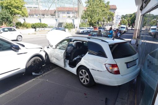 Der Mercedes wurde bei dem Unfall gegen ein Schaufenster gedrückt. Foto: Andreas Rosar/Fotoagentur Stuttgart