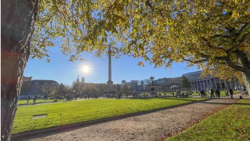Bis weiter über 20  Grad stiegen die Temperaturen auf dem Schlossplatz im Oktober. Foto: Imago//Andreas Friedrichs