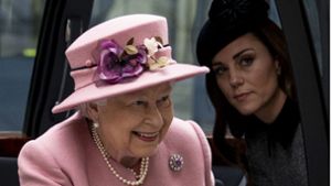 Die Queen und Herzogin Kate besuchten zusammen die Eröffnungsfeier des „Bush House“. Foto: AFP