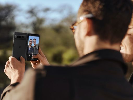 Die Hauptkamera lässt sich bei Foldables im Handumdrehen als Selfie-Cam benutzen. Foto: clayton cotterell/Google