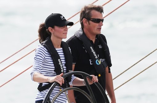 Souverän auch am Steuer einer America’s Cup-Jacht: Herzogin Kate beweist ihre Qualitäten als Skipper - und schlägt ihren Mann William bei einem Wettsegeln. Hier sind die Bilder aus dem Hafen von Auckland. Foto: Getty Images AsiaPac