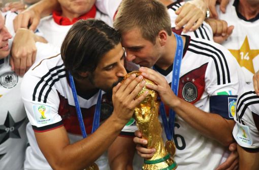 Sami Khedira (li.) und  Kapitän Philipp Lahm feiern den Gewinn des WM-Titels 2014 nach dem 1:0-Endspielsieg gegen Argentinien.  Foto: imago/Eibner/imago sportfotodienst