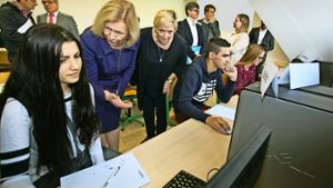 Die Bundesministerin Johanna Wanka  (links) und die Landesministerin Susanne Eisenmann schauen den Schülern bei der Potenzialanalyse über die Schultern. Foto: Horst Rudel