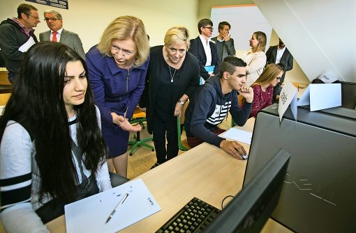 Die Bundesministerin Johanna Wanka  (links) und die Landesministerin Susanne Eisenmann schauen den Schülern bei der Potenzialanalyse über die Schultern. Foto: Horst Rudel
