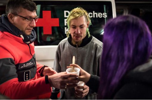 Heißen Tee zum Aufwärmen nehmen viele Obdachlose dankbar entgegen. Foto: Lichtgut/Max Kovalenko