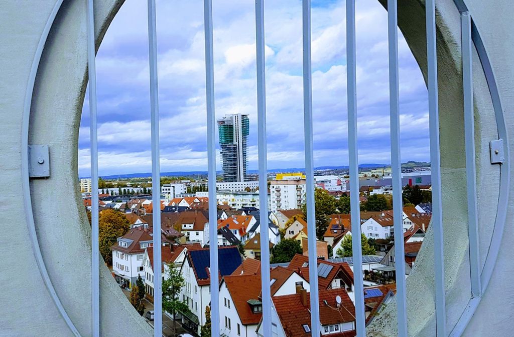 Wie hinter Gittern wird zurzeit am Fellbacher Tower gebaut: Ein Gutachten hemmt die Baufreigabe für die Fertigstellung nach neuen Plänen. Foto: Martina Santelli