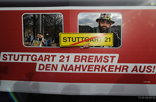 Der Protest gegen Stuttgart 21 am Samstag auf dem Schlossplatz in Stuttgart. Foto: dpa