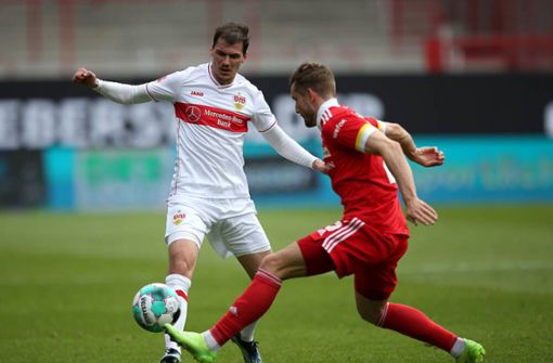 VfB-Verteidiger Pascal Stenzel (li.) konnte im Spiel bei Union Berlin die Chance nicht nutzen, sich zurück in die Anfangself zu spielen. Foto: Baumann