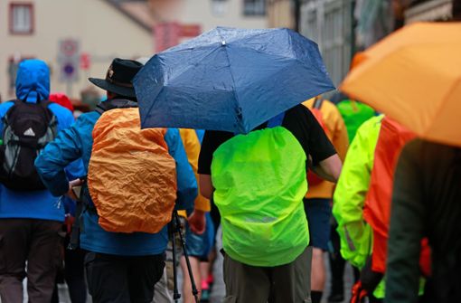 Sommerurlaub 2023 in Deutschland: Teilnehmer eines Wanderevents starten in Wernigerode bei Regenwetter zu einem 24 Stunden Marsch. Foto: Matthias Bein/dpa/Matthias Bein