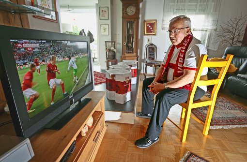 Samstagnachmittag in Gerlingen: Horst Arzt schaut das Spiel seines VfB Foto: factum/Granville