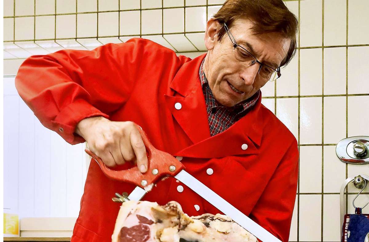 Knochenjob: Harald Fritz schneidet aus einem Rinderrücken ein T-Bone-Steak.