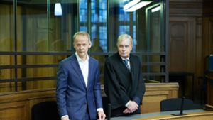Der verurteilte Arzt Christoph Turowski (l) und sein Anwalt im Gerichtssaal 500 des Kriminalgerichts Moabit. Foto: Jörg Carstensen/dpa