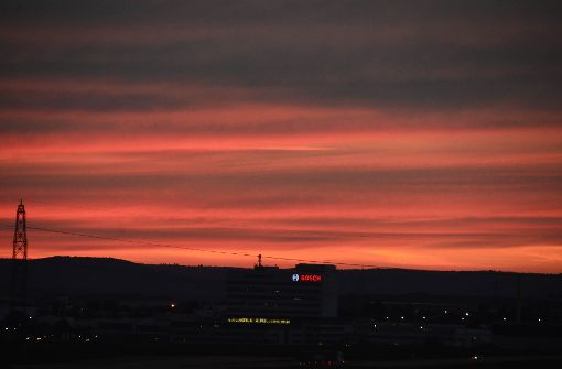 In ein faszihnierendes Rot ist der Himmel über Stuttgart am Montagabend getaucht. Foto: Andreas Rosar Fotoagentur-Stuttg
