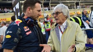 Bernie Ecclestone (rechts) ist in seinem Element und  erklärt dem Red-Bull-Teamchef Christian Horner die Formel-1-Welt. Foto: AFP