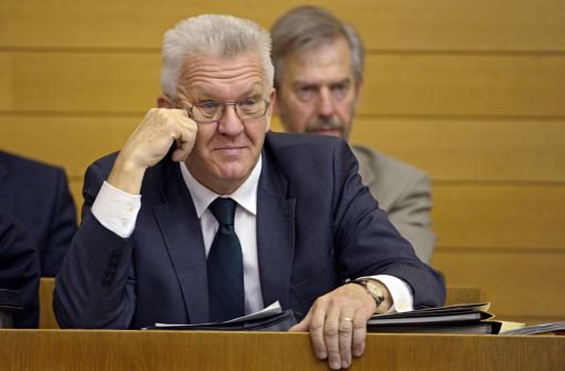 Ministerpräsident Winfried Kretschmann sieht nicht begeistert aus: Die Opposition warf der Landesregierung bei einer Debatte im Landtag Parteienwirtschaft vor. Foto: dpa