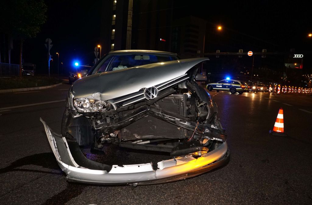 Bei einem Unfall in Stuttgart-Feuerbach sind drei Menschen verletzt worden.