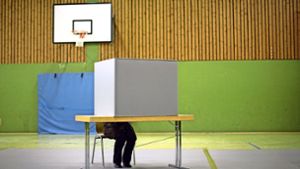 Grübelei in der Kabine: Manche blicken bei der Unechten Teilortswahl  kaum  durch. Foto: dpa