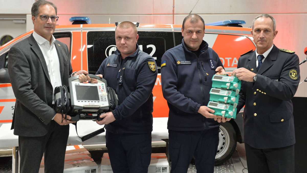 Feuerwehr übergibt medizinisches Gerät: Ukrainischer Katastrophenschutz zu Gast in Stuttgart