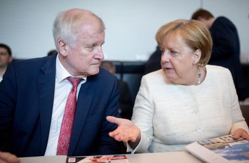 Merkel und Seehofer bei der Fraktionssitzung am Dienstag. Foto: dpa
