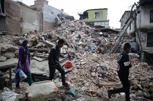 Beim schrecklichen Erdeben im Himalaya am Samstag kamen fast 2000 Menschen ums Leben. Am Sonntag erschütterte ein schweres Nachbeben die Katastrophenregion. Foto: EPA