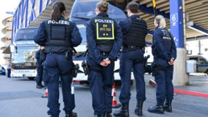 Die Polizei hat unter anderem an einem Busbahnhof in Mannheim kontrolliert. Dabei ging es um Urkunden-Delikte und falsche Identitäten. Foto: dpa