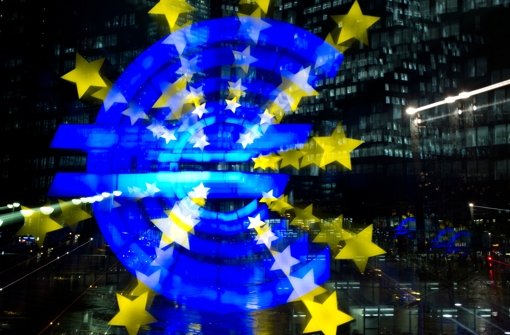 Euro-Skulptur leuchtet im Frankfurter Nachhimmel: Die Bundesbank hat ihre Sicht der aktuellen Finanzmarktstabilität präsentiert Foto: dpa