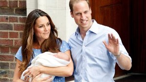 Prinz George bekommt Verstärkung - wir erinnern uns zurück. 23. Juli 2013: Schon einen Tag nach seiner Geburt muss der kleine Prinz seinen ersten Pressetermin absolvieren. Foto: dpa