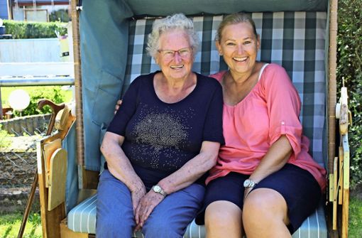 Sie haben wieder gut lachen: Hedwig Kittelberger und ihre Tochter Gaby Brenken im gemeinsamen Garten in Harthausen. Foto: Caroline Holowiecki Foto:  