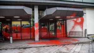 Unbekannte haben die Fassade des Landgerichts in Stuttgart mit roter Farbe beschmiert. Foto: SDMG