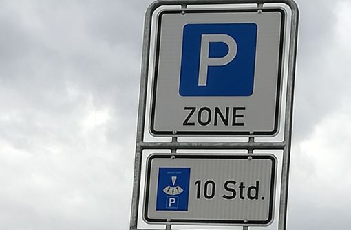 Vier bis zehn Stunden darf man mittlerweile in vielen Straßen von   Leinfelden-Echterdingen nur noch parken. Ansonsten braucht man einen Parkausweis. Foto: Natalie Kanter