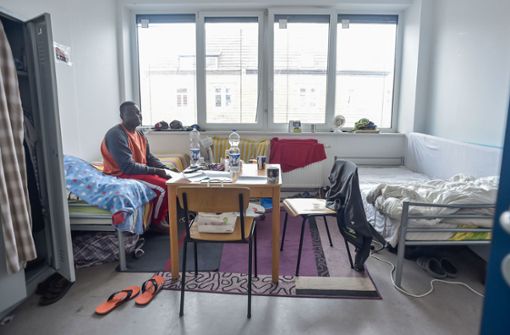 Omar S. teilt sich ein Zimmer, das sieben Quadratmeter groß ist,  mit einem Mitbewohner. Dafür zahlt er 606 Euro. Foto: Lichtgut/Max Kovalenko