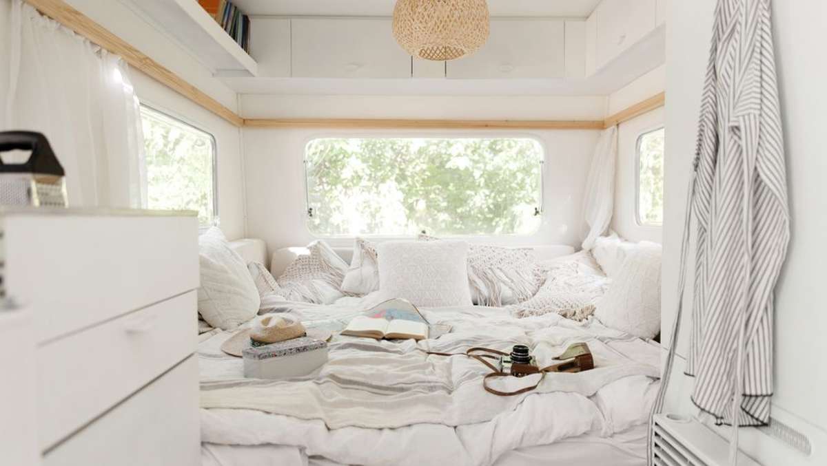 Ein gemütliches, einladendes Bett im Campingbus - doch ein Bett nimmt viel Platz ein. Der Stauraum darf dabei nicht auf der Strecke bleiben.