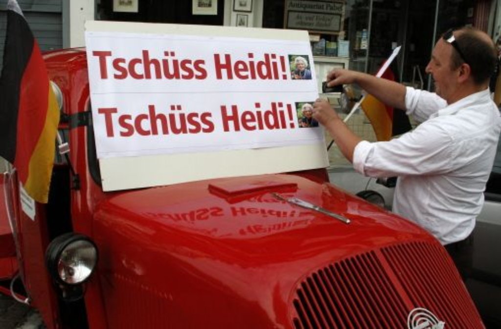 Sag beim Abschied leise Tschüss - Oliver Martinez, Fan der Schauspielerin Heidi Kabel, schmückt vor dem Hamburger Michel, in dem die Trauerfeier für sein Idol stattfindet, sein altes Dreirad-Auto.
