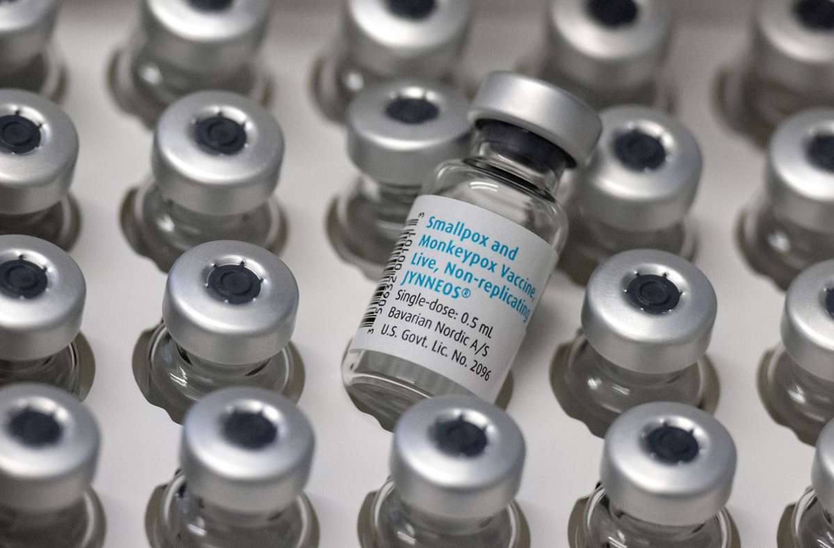 Leere Ampullen mit dem Impfstoff von Bavarian Nordic (Imvanex / Jynneos) gegen Affenpocken stehen in einem Klinikum. (Archivbild) Foto: dpa/Sven Hoppe