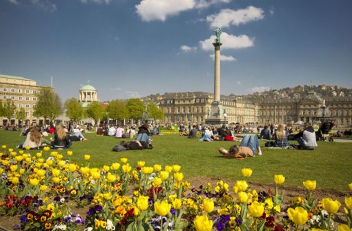 Bei 20 Grad lässt es sich am Schlossplatz in Stuttgart am 1. Mai gut aushalten. Foto: Leif Piechowski