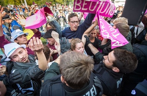 Polizisten rangeln mit Demonstranten auf der Feier der deutschen Einheit in Frankfurt. Foto: Getty Images Europe