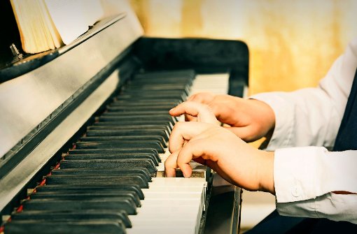 Klavier und Gitarre gehören zu den begehrtesten Instrumenten: An der Musikschule müssen Kinder bis zu zwei Jahre warten, bis sie dort unterrichtet werden. Foto: 82770530