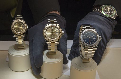 Diese Rolex-Uhren in einer Auslage sind vor Dieben ziemlich sicher. In Paris werden die Luxusuhren aber immer häufiger ihren Besitzern vom Handgelenk weg gestohlen. Foto: dpa/Georgios Kefalas