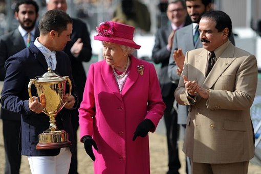 Queen Elizabeth II im gespräch mit dem König von Bahrain, Hamad bin Isa Al Khalif, und Kent Farrington, der den Kings Cup bei der royalen Pferdeshow gewonnen hat. Foto: dpa