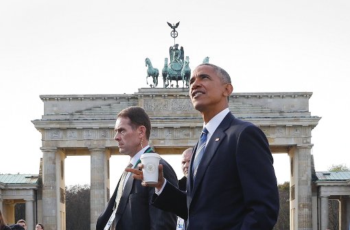Der scheidenden US-Präsident Barack Obama lässt es bei seinem Besuch in Berlin ruhig angehen – und ließ sich kurz am Brandenburger Tor sehen. Foto: AP