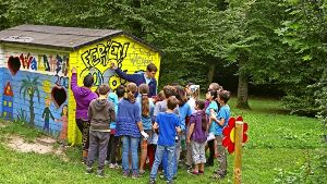 Am Donnerstag und Freitag hat der Graffiti-Künstler Leon Schmidt den Kindern gezeigt, wie man die farbenfrohen Bilder sprüht. Zum Abschluss haben sie die Rückwand eine Holzhäuschens mit dem Logo des Waldheims verziert. Foto: Alexandra Kratz