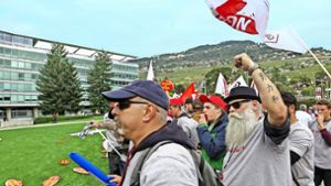 Protest gegen   Werkschließungen und Personalabbau: Nestlé-Mitarbeiter vor der Firmenzentrale in Vevey Foto: Mathes (3), factum/Granville