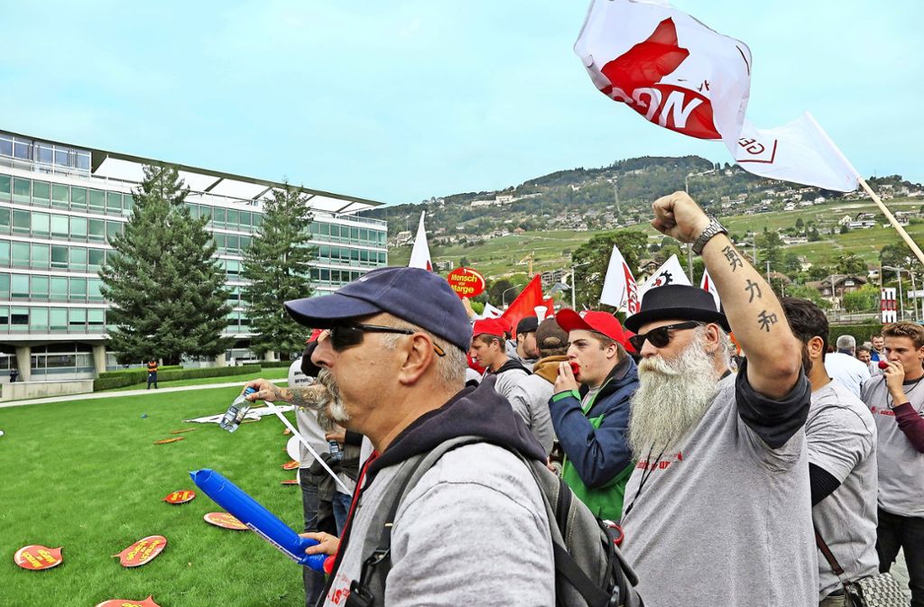 Protest gegen   Werkschließungen und Personalabbau: Nestlé-Mitarbeiter vor der Firmenzentrale in Vevey