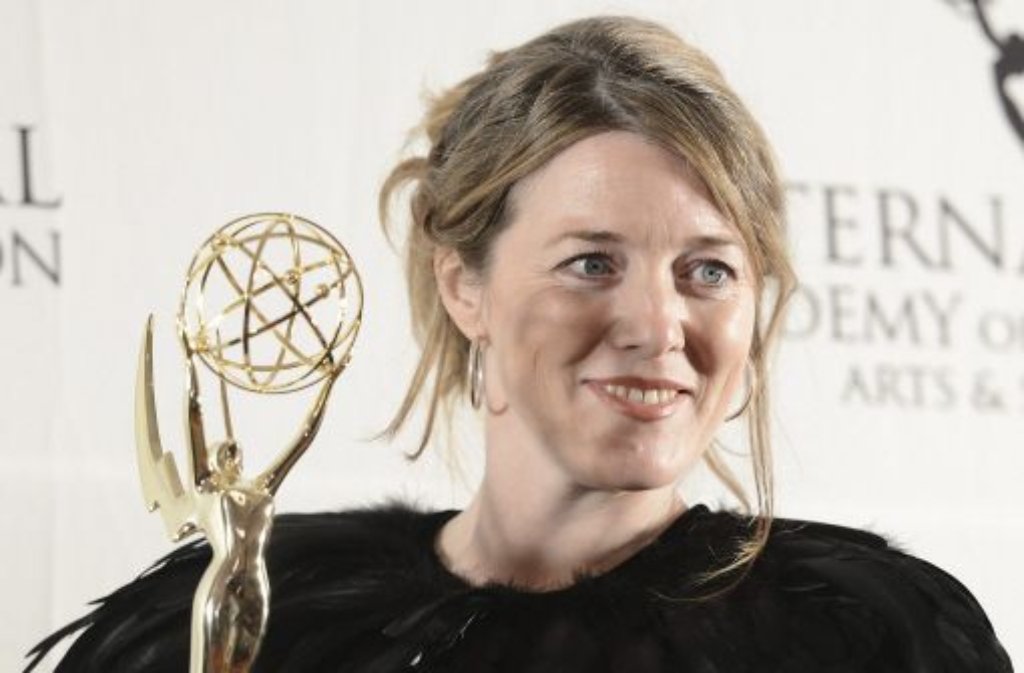 Die britische Produzentin Annabel Jones mit ihrem Emmy für die TV-Mini-Serie Black Mirror.
